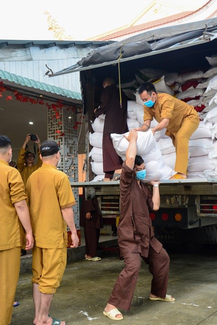 Continuing to support people in need in the Covid-19 pandemic of Hoang Phap Pagoda (series 4)